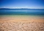 Kristallklares Wasser und ein herrlicher Kiesstrand laden zum Entspannen an der Adria ein.