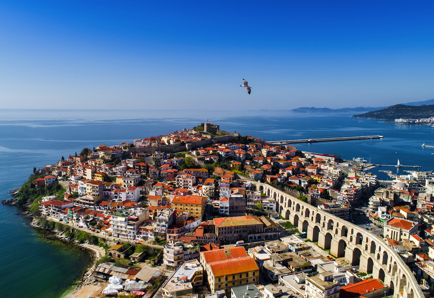 Entdecken Sie Kavala mit seinen roten Ziegeldächern, der historischen Festung und dem tiefblauen Meer. (Reiseroute 23.04.27)
