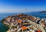 Entdecken Sie Kavala mit seinen roten Ziegeldächern, der historischen Festung und dem tiefblauen Meer. (Reiseroute 23.04.27)