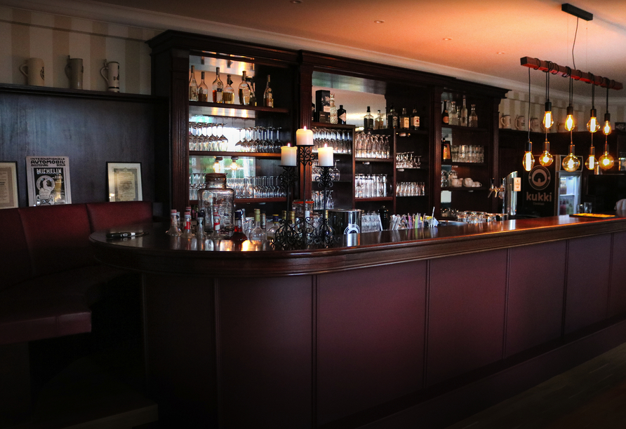 Mit einem leckeren Drink in der Hand findet ein Urlaubstag den perfekten Ausklang an der Hotelbar.