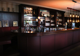 Mit einem leckeren Drink in der Hand findet ein Urlaubstag den perfekten Ausklang an der Hotelbar.