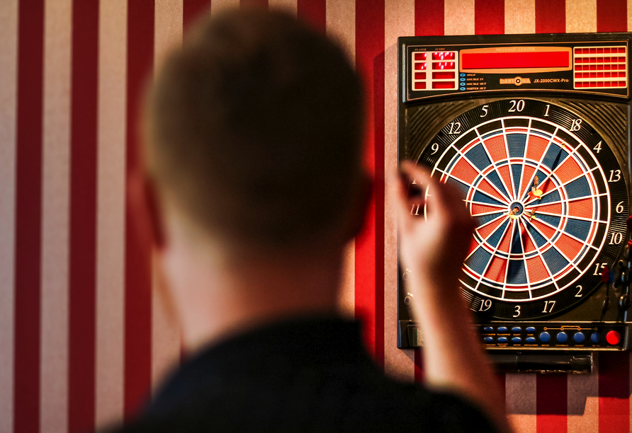 Spielen Sie eine Runde Dart.
