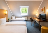 Beispielbild eines Doppelzimmers mit Zustellbett | KI bearbeitet