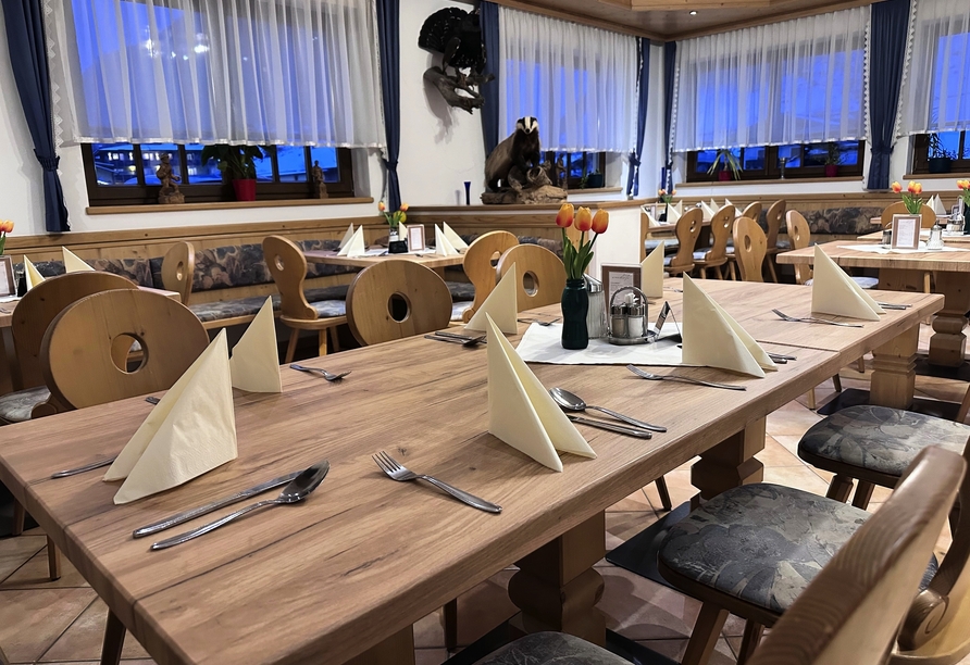 Im Restaurant werden Sie mit heimischer Kost, Produkten von regionalen Bauern und Wildspezialitäten aus eigener Jagd verwöhnt.