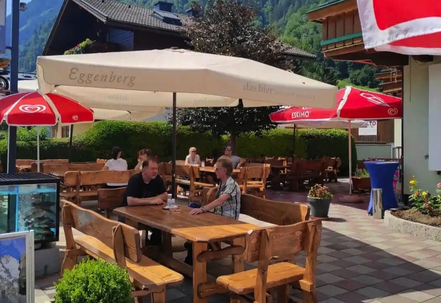 Lassen Sie sich auf der Terrasse nieder und genießen Sie die traumhafte Umgebung. 
