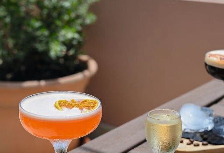 Gönnen Sie sich einen Cocktail auf einen erfolgreichen Urlaubstag in Ihrem Hotel auf Gozo.