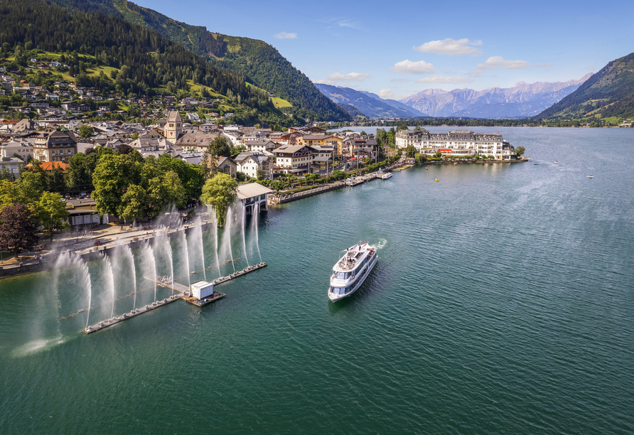 Unternehmen Sie eine Schifffahrt über den Zeller See und bewundern Sie die malerische Kulisse der umliegenden Berge.