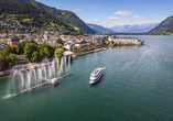 Unternehmen Sie eine Schifffahrt über den Zeller See und bewundern Sie die malerische Kulisse der umliegenden Berge.