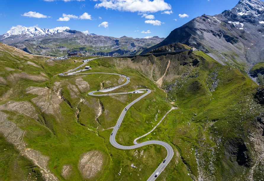 Erleben Sie die spektakulären Serpentinen der Großglockner-Hochalpenstraße vor einer imposanten Bergkulisse.