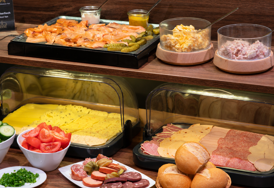 Eine vielfältige Auswahl am Frühstücksbuffet macht Lust auf einen genussvollen Urlaubstag. | KI bearbeitet