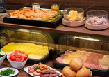 Eine vielfältige Auswahl am Frühstücksbuffet macht Lust auf einen genussvollen Urlaubstag. | KI bearbeitet