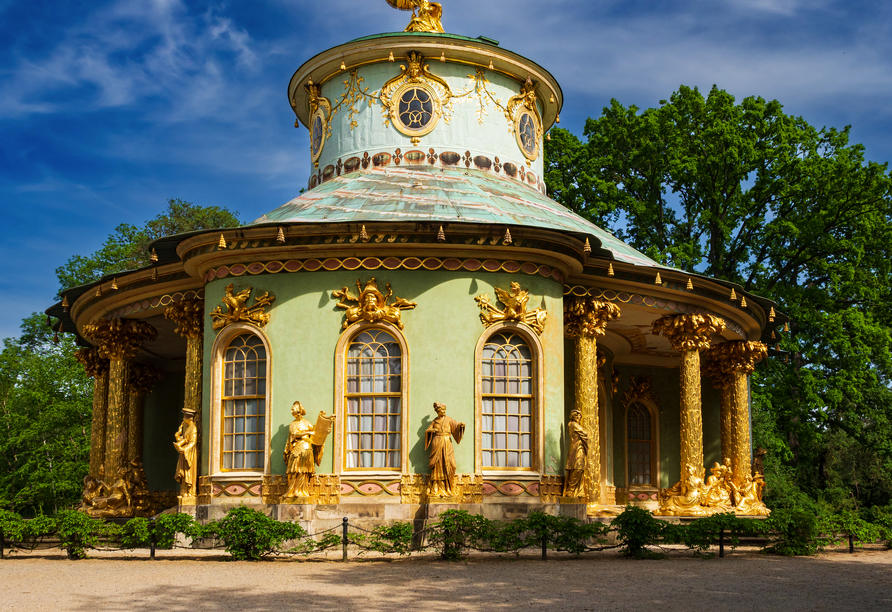 Exotische Architektur macht das Chinesische Teehaus zu einem besonderen Blickfang im Park.