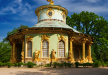 Exotische Architektur macht das Chinesische Teehaus zu einem besonderen Blickfang im Park.