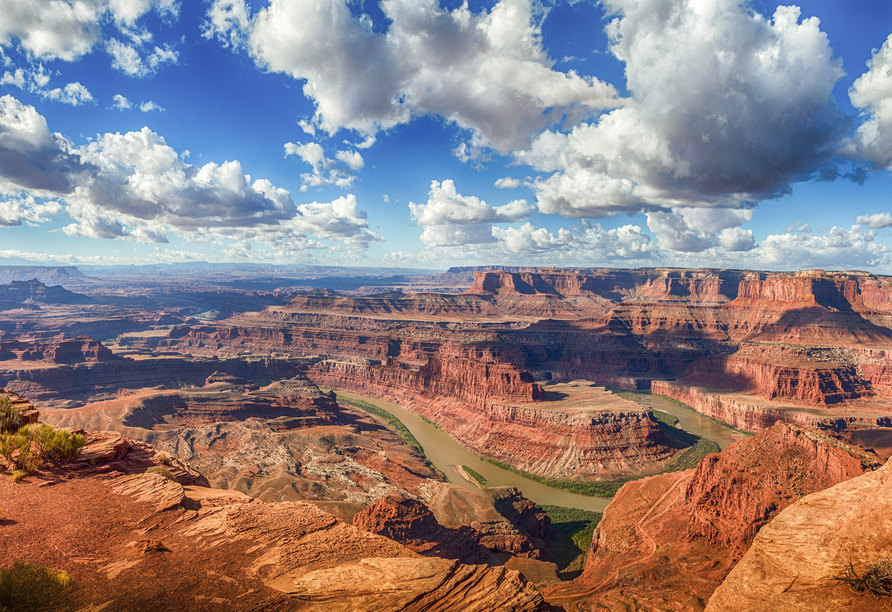 Genießen Sie den atemberaubenden Panoramablick auf die imposante Canyonlandschaft im Dead Horse Point State Park in Utah.