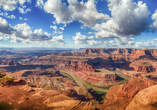 Genießen Sie den atemberaubenden Panoramablick auf die imposante Canyonlandschaft im Dead Horse Point State Park in Utah.