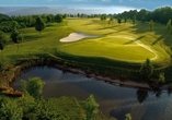 Gepflegte Fairways und idyllische Wasserflächen prägen das Golfareal.