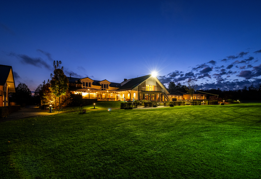 Stimmungsvolle Beleuchtung setzt die Hotelanlage am Abend in Szene.