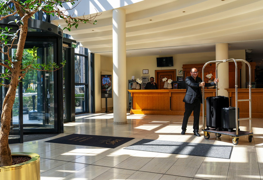 Ein freundlicher Empfang heißt Gäste im Hotel willkommen.
