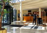 Ein freundlicher Empfang heißt Gäste im Hotel willkommen.