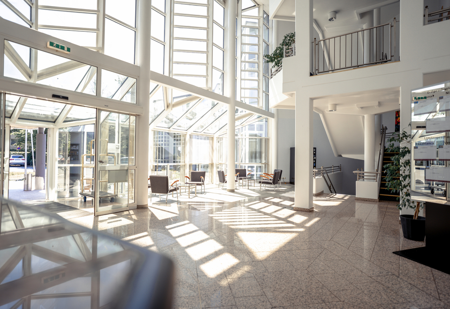Die freundlich gestaltete Lobby heißt Gäste im Taste Hotel Kulmbach willkommen.