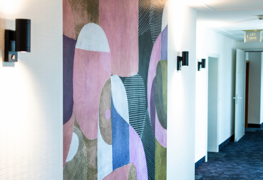 Der Hotelflur verbindet die Zimmer und weiteren Bereiche des Hauses.