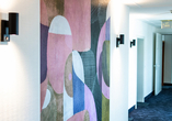 Der Hotelflur verbindet die Zimmer und weiteren Bereiche des Hauses.