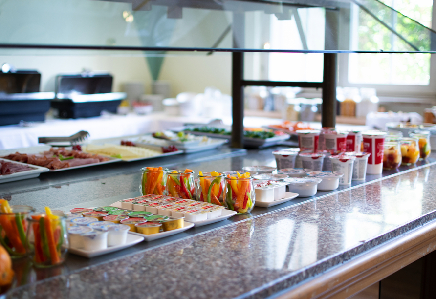Eine vielfältige Auswahl am Frühstücksbuffet sorgt für einen guten Start in den Tag.