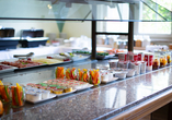 Eine vielfältige Auswahl am Frühstücksbuffet sorgt für einen guten Start in den Tag.