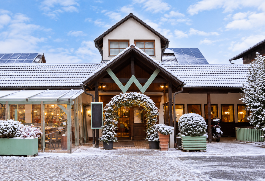 Herzlich willkommen im Waldhotel Bächlein! | KI bearbeitet