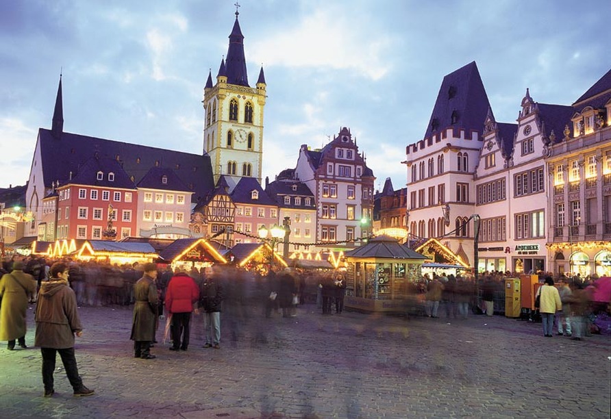 Besuchen Sie den traditionellen Weihnachtsmarkt in Trier.