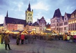 Besuchen Sie den traditionellen Weihnachtsmarkt in Trier.