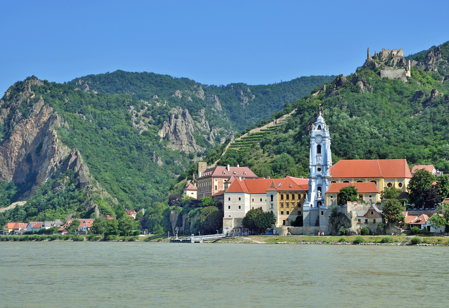 Die blaue Barockkirche ist ein charakteristisches Merkmal von Dürnstein.