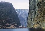Hurtigruten bringt sie durch die außergewöhnliche Fjordlandschaft.