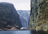 Hurtigruten bringt Sie durch die außergewöhnliche Fjordlandschaft.