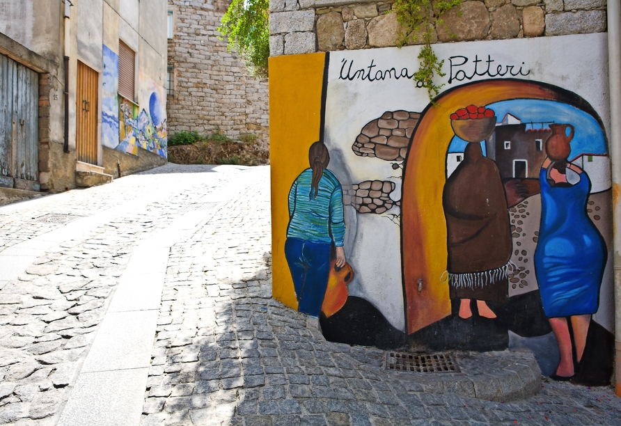 Die berühmten Murales erzählen an den Häuserwänden von Orgosolo von Geschichte, Kultur und sardischer Identität.