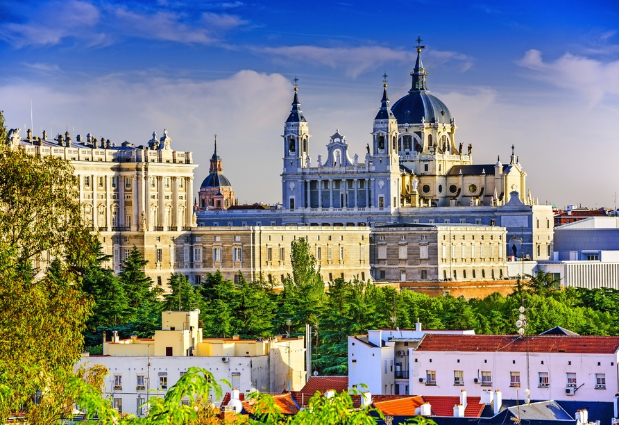 Der Königspalast und die Kathedrale von Madrid