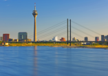 Sie passieren Düsseldorf und können die Skyline der Stadt bestaunen.