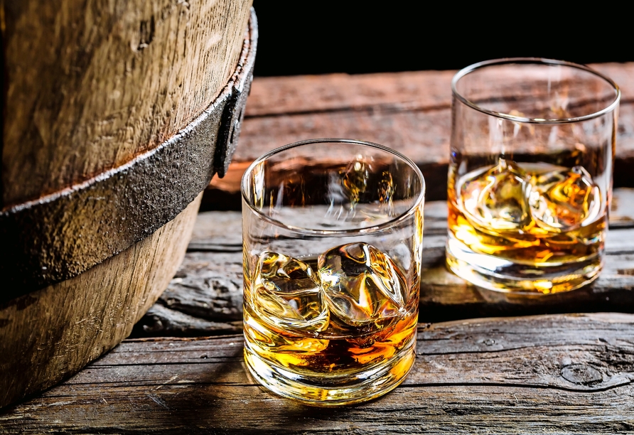 In Tullamore besichtigen Sie eine Whiskey-Destillerie mit Verkostung.