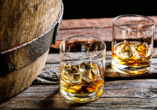 In Tullamore besichtigen Sie eine Whiskey-Destillerie mit Verkostung.