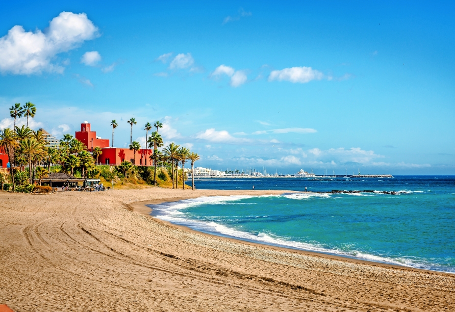 Am Strand Ihres Urlaubsortes Benalmádena können Sie wunderbar die Sonne genießen.
