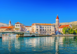 Trogir an der dalmatinischen Küste Kroatiens erwartet Sie.