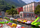 Leihen Sie sich in Riva del Garda ein Tretboot aus, um den Gardasee zu erkunden.