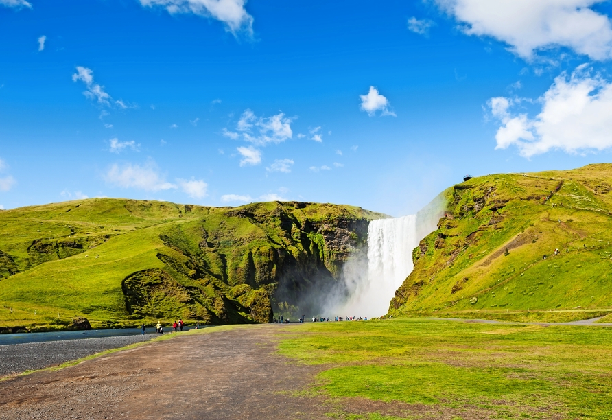 Der Skógafoss-Wasserfall begeistert mit seiner imposanten Fallhöhe und der malerischen Kulisse.