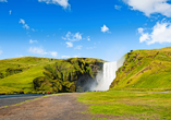 Der Skógafoss-Wasserfall begeistert mit seiner imposanten Fallhöhe und der malerischen Kulisse.