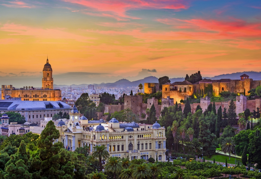 Erleben Sie stimmungsvolle Sonnenuntergänge vor der beeindruckenden Kulisse Andalusiens.