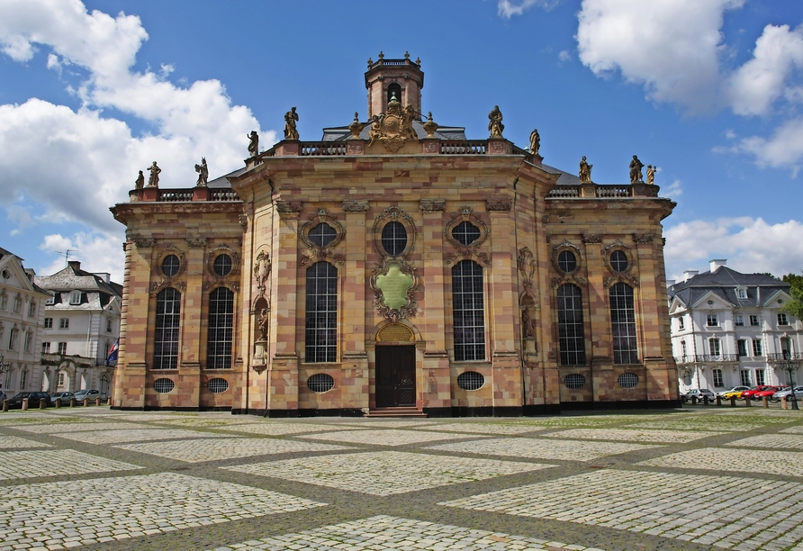 Besichtigen Sie die evangelische barocke Ludwigskirche.