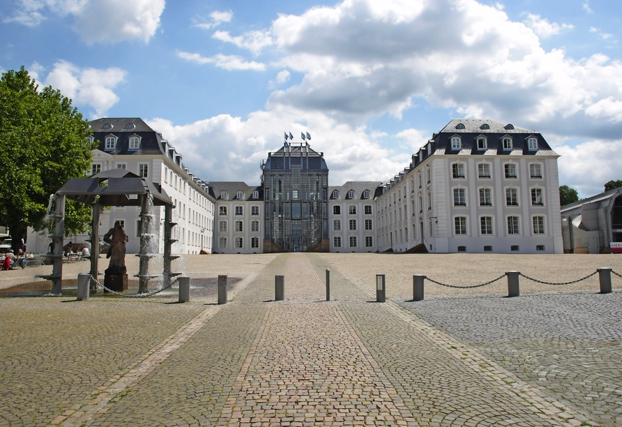 Statten Sie dem Schloss Saarbrücken einen Besuch ab.