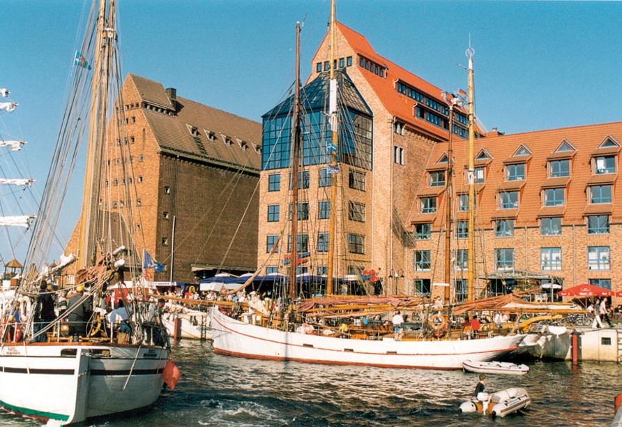 Am Stadthafen in Rostock können Sie dem Treiben der Schiffe zusehen.