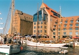 Am Stadthafen in Rostock können Sie dem Treiben der Schiffe zusehen.