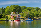 Bewundern Sie bei der Ein- und Ausfahrt nach Stockholm die idyllischen Schäreninseln.